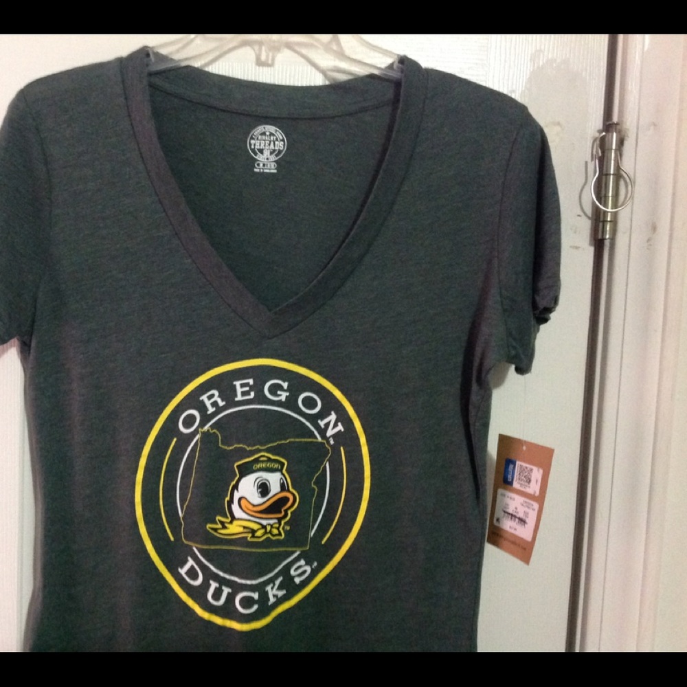 RIVALRY THREADS oregon ducks v-Neck shirt M (8-10)